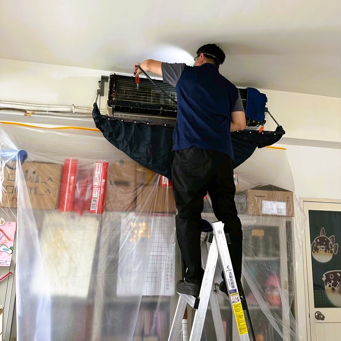 空調技師運用高壓清洗設備對變頻冷氣進行精準掛洗與水路防護工程